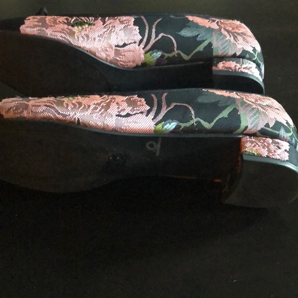 Beautiful  flowered embroidered flats 🌺🌸🌺 - Picture 4 of 4